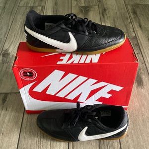 Nike Davinho- Indoor run small fits as a 9. Excellent condition!